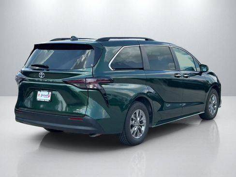 Used 2023 Toyota Sienna XLE FWD image 5
