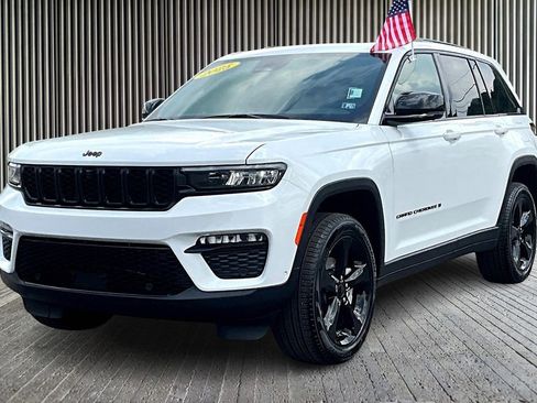 New 2025 Jeep Grand Cherokee Limited w/ Luxury Tech Group II image 2