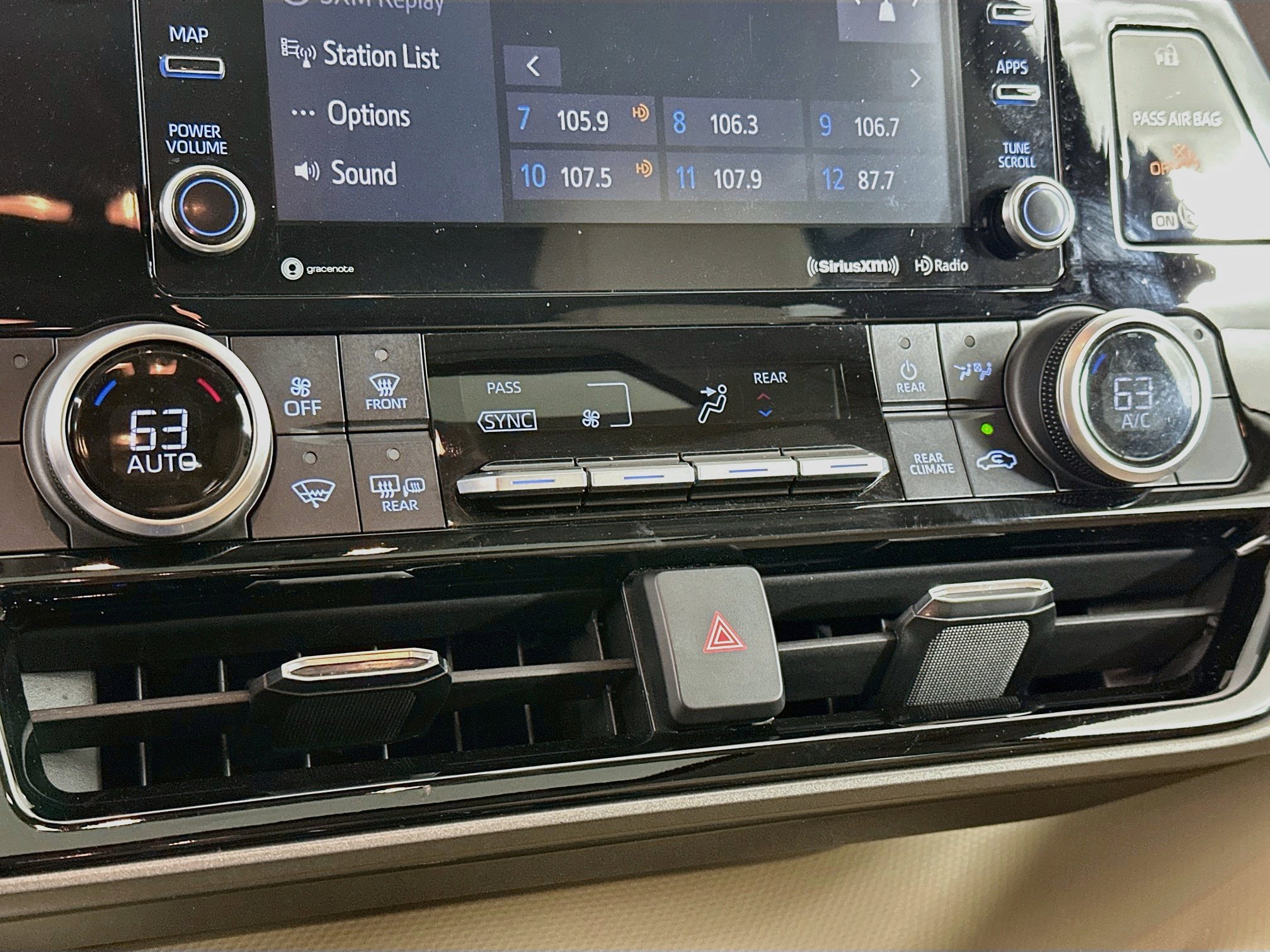 Used 2021 Toyota Highlander XLE AWD/4WD image 23