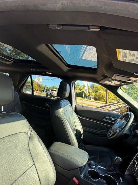 Used 2018 Ford Explorer Limited w/ Equipment Group 301A AWD/4WD image 12