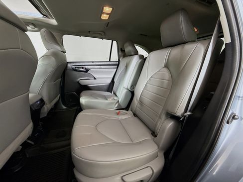 Certified 2022 Toyota Highlander XLE image 22