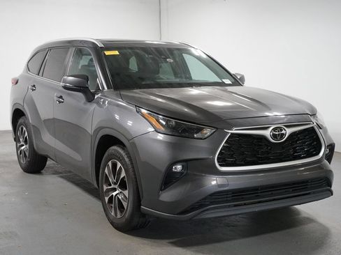 Used 2023 Toyota Highlander XLE FWD image 3