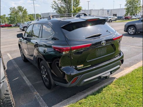 Used 2021 Toyota Highlander XLE AWD/4WD image 5