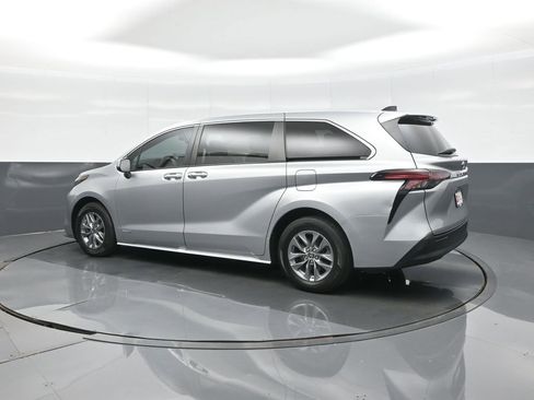 Certified 2021 Toyota Sienna XLE FWD image 5