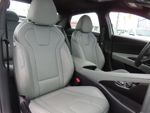 Used 2025 Hyundai Elantra Limited image 39