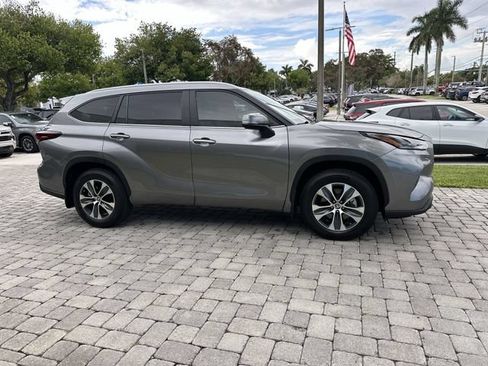 Used 2025 Toyota Highlander XLE FWD image 15