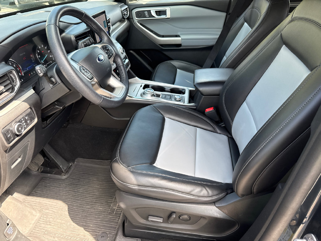 Used 2024 Ford Explorer XLT w/ Equipment Group 202A AWD/4WD image 9