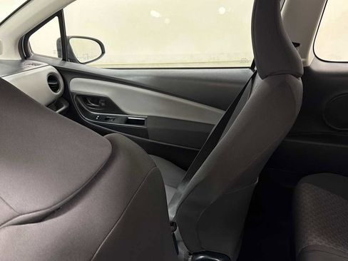 Used 2015 Toyota Yaris L image 23