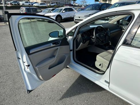 Used 2015 Volkswagen e-Golf SEL Premium image 9