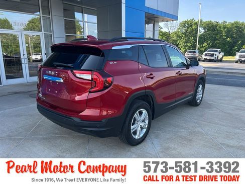 Used 2023 GMC Terrain SLE w/ Driver Convenience Package FWD image 4