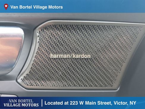 Used 2023 Volvo XC40 B5 Ultimate image 12