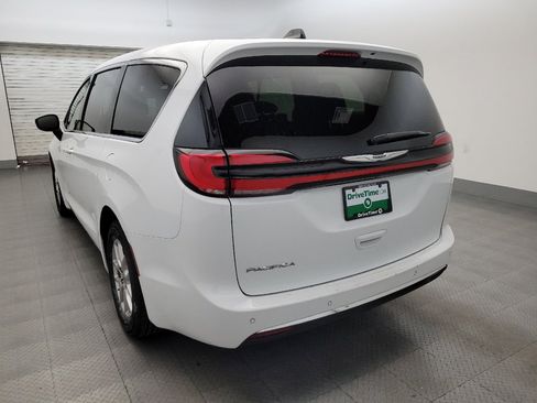 Used 2024 Chrysler Pacifica Touring FWD image 5
