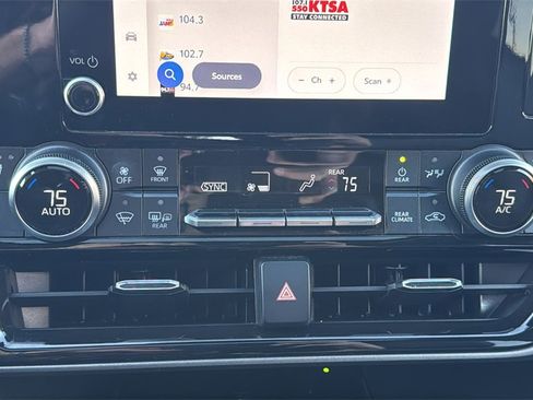 Used 2023 Toyota Highlander XLE image 38