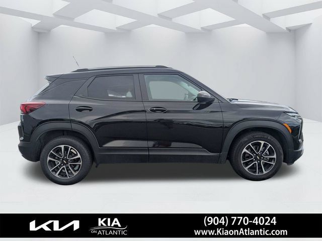Used 2025 Chevrolet TrailBlazer LT FWD image 2