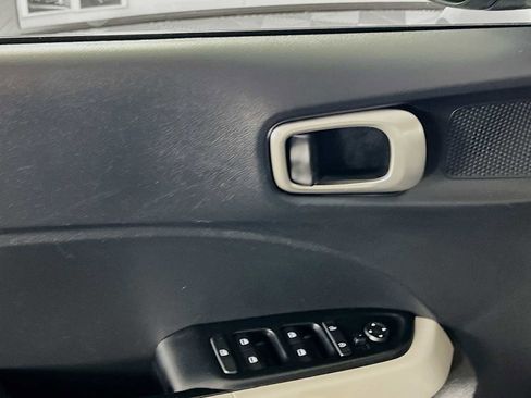 Certified 2025 Hyundai Venue SEL image 17