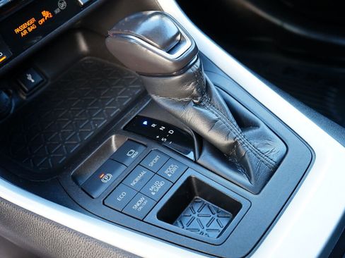 Used 2021 Toyota RAV4 XLE Premium image 18