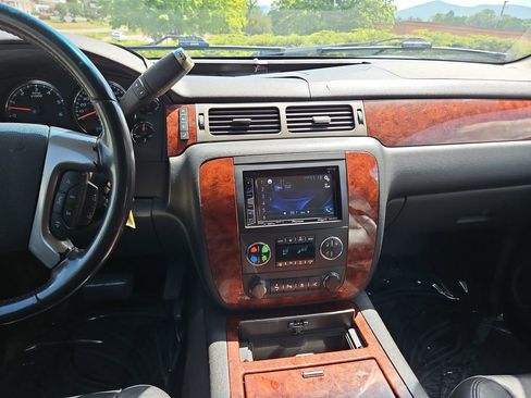 Used 2010 Chevrolet Suburban LTZ AWD/4WD image 18
