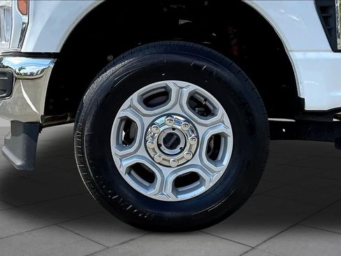 Used 2025 Ford F250 XLT AWD/4WD image 11
