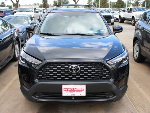 Used 2025 Toyota Corolla Cross LE w/ Moonroof Package FWD image 4