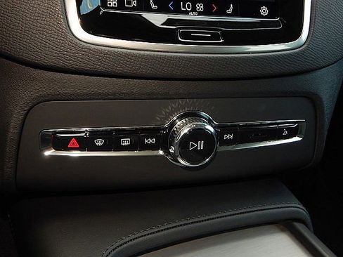 Certified 2025 Volvo XC90 B5 Core image 25