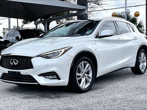 Used 2018 INFINITI QX30 Premium w/ Navigation Package FWD image 2