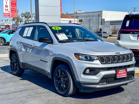 Used 2025 Jeep Compass Latitude w/ Altitude Special Edition AWD/4WD image 4