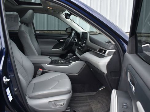 Used 2022 Toyota Highlander XLE AWD/4WD image 25