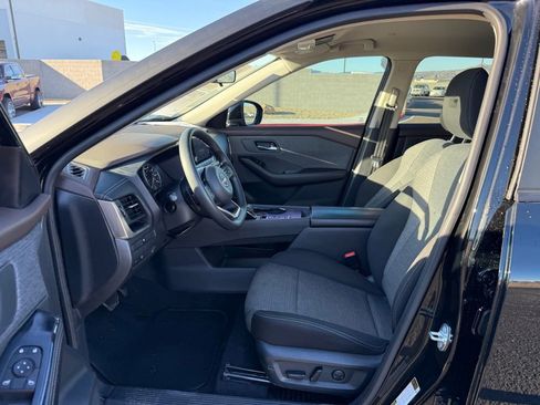 Used 2023 Nissan Rogue SV image 11