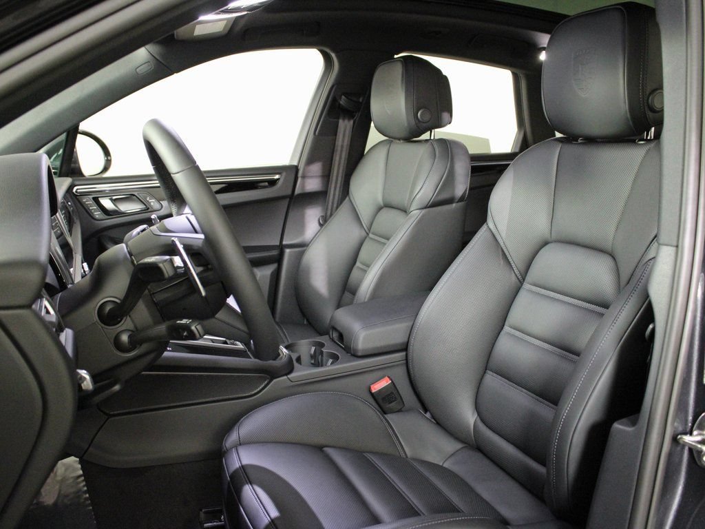 Certified 2026 Porsche Macan AWD/4WD image 5