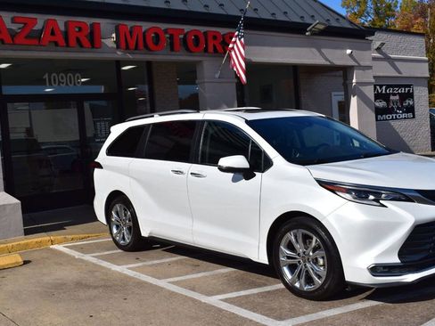 Used 2022 Toyota Sienna Platinum image 9