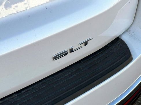 Used 2022 GMC Yukon SLT w/ SLT Premium Package image 9