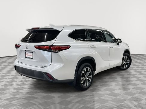 Used 2022 Toyota Highlander XLE image 5