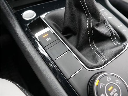 Certified 2025 Volkswagen Taos SE image 31