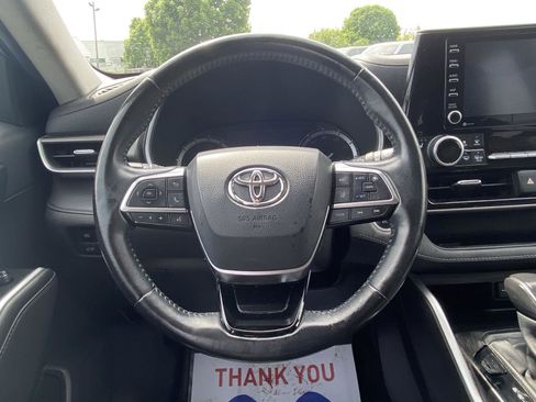 Used 2020 Toyota Highlander XLE AWD/4WD image 25