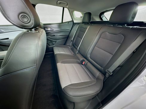 Used 2025 Chevrolet Trax LT w/ LT Convenience Package image 25