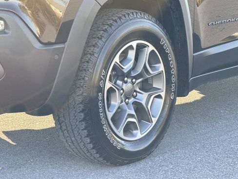 Used 2021 Jeep Cherokee Trailhawk w/ Technology Group image 29