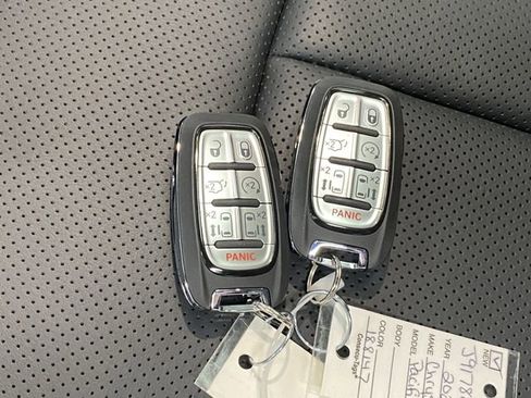 New 2026 Chrysler Pacifica Limited w/ Trailer Tow Group image 30