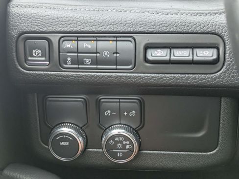Used 2024 GMC Yukon Denali RWD image 27