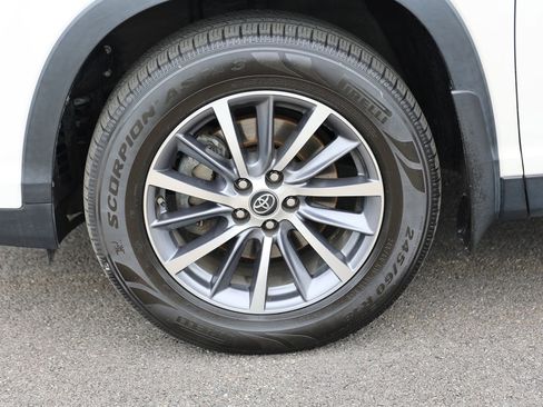 Used 2019 Toyota Highlander XLE AWD/4WD image 11