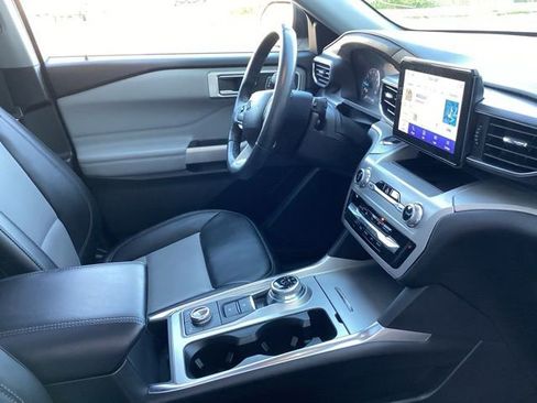 Used 2022 Ford Explorer XLT w/ Equipment Group 202A AWD/4WD image 22