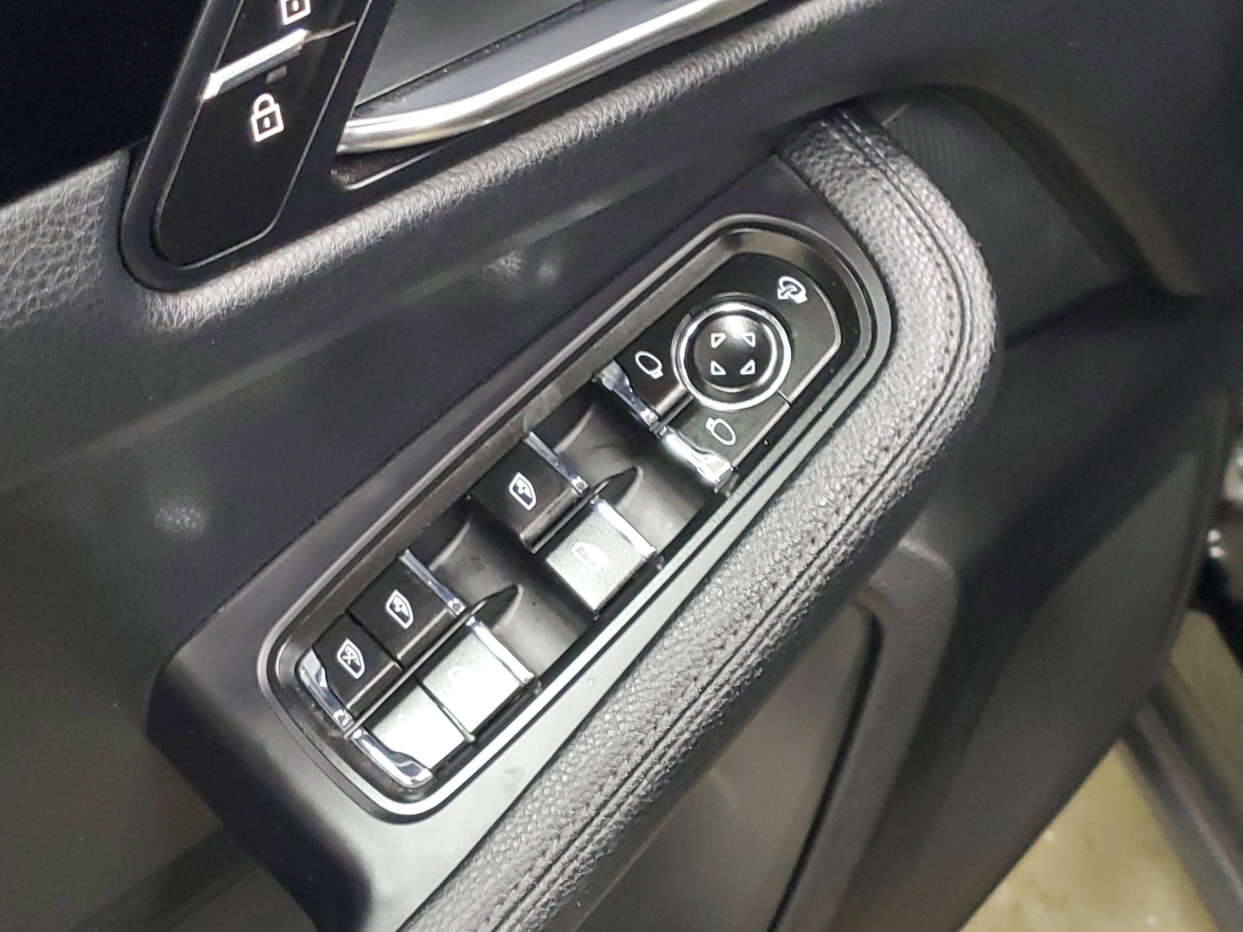 Used 2025 Porsche Macan AWD/4WD image 22
