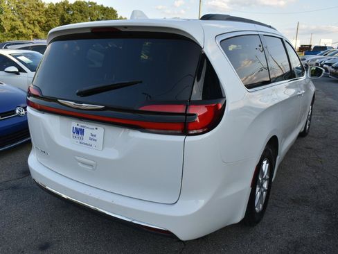 Used 2022 Chrysler Pacifica Touring-L FWD image 5
