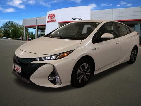 Certified 2017 Toyota Prius Prime Advanced w/ Preferred Accessory Package FWD image 6