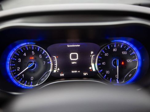 Used 2023 Chrysler Pacifica Touring-L image 12