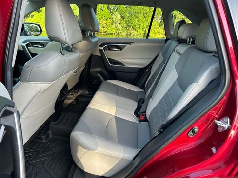 Used 2020 Toyota RAV4 XLE Premium image 13