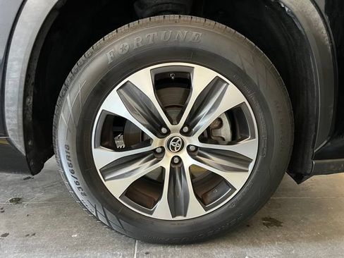 Used 2020 Toyota Highlander XLE FWD image 12