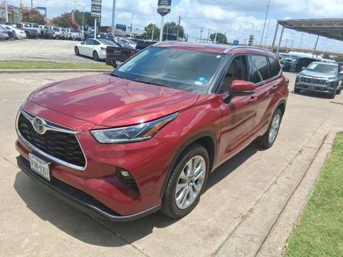 Used 2021 Toyota Highlander Limited FWD image 2