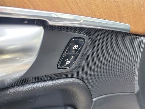 Used 2021 Volvo XC90 T6 Momentum w/ Climate Package image 12