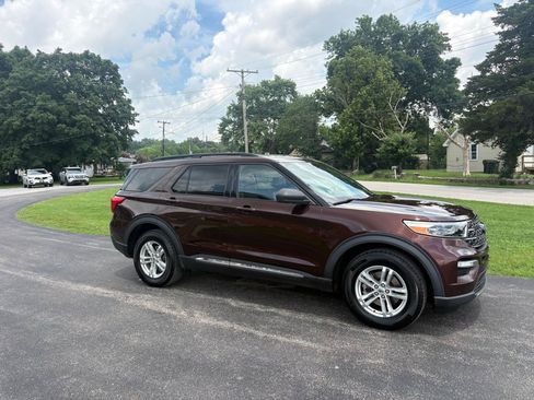 Used 2020 Ford Explorer XLT w/ Equipment Group 202A AWD/4WD image 31