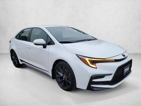 Used 2024 Toyota Corolla SE image 3